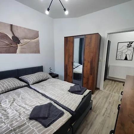 Wachau An Der Historischen Stadtmauer * Krems an der Donau